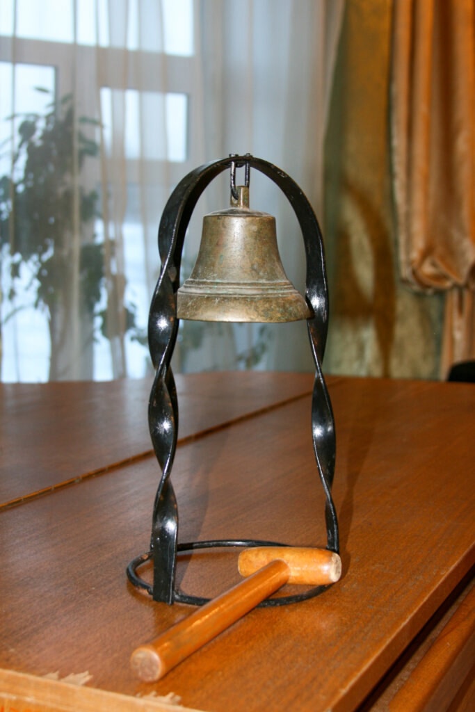 Об этой стене ходили легенды. На ней оставляли свои автографы известные деятели российской культуры. Среди них художник Ким Бритов, поэт Андрей Вознесенский, режиссер Андрей Битов, искусствовед Валентина Бялик. Делал там заметки и первый директор Владимирского областного дома работников искусств — Юрий Александрович Тумаркин. Среди надписей как собственные изречения, так и любимые цитаты из классиков. «Ключ-Медиа» отправился посмотреть, как преобразился кабинет известного владимирца и что удалось сохранить.