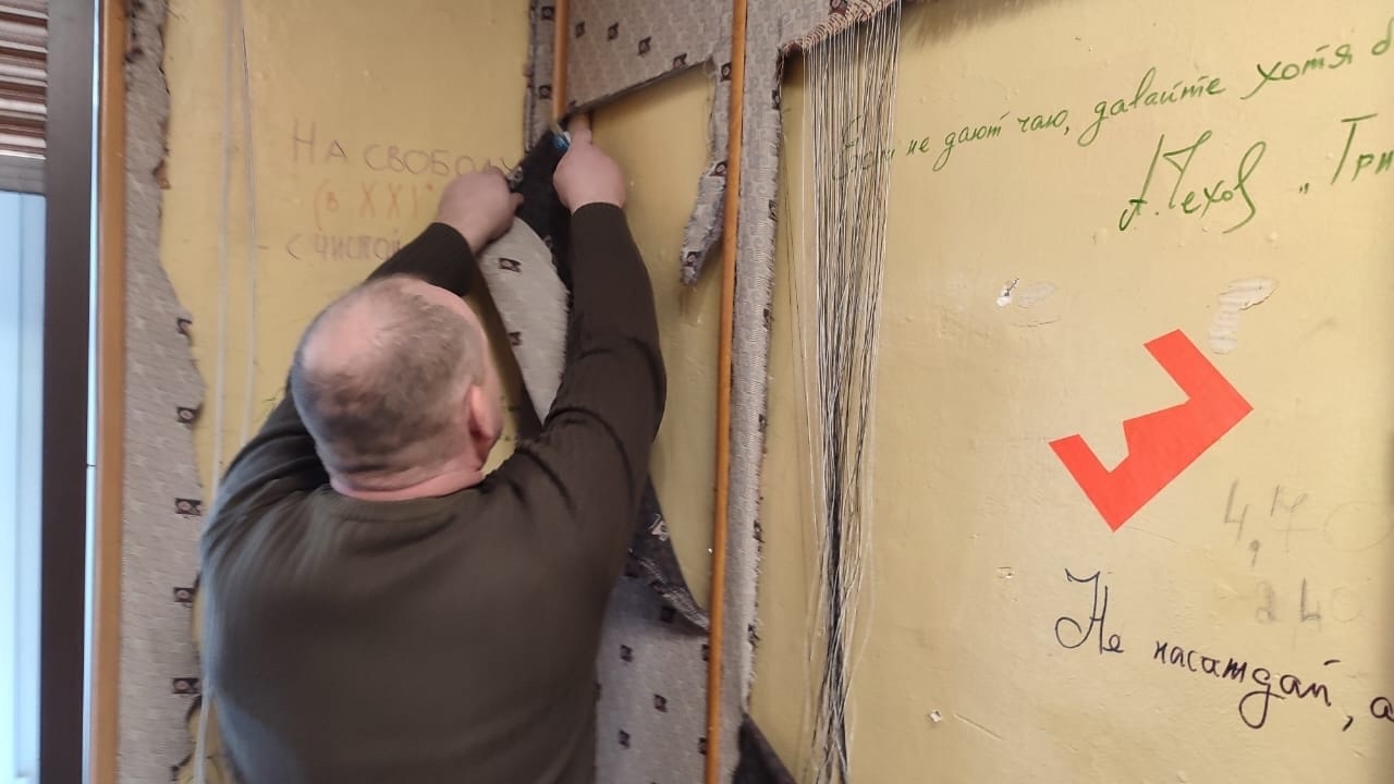 Об этой стене ходили легенды. На ней оставляли свои автографы известные деятели российской культуры. Среди них художник Ким Бритов, поэт Андрей Вознесенский, режиссер Андрей Битов, искусствовед Валентина Бялик. Делал там заметки и первый директор Владимирского областного дома работников искусств — Юрий Александрович Тумаркин. Среди надписей как собственные изречения, так и любимые цитаты из классиков. «Ключ-Медиа» отправился посмотреть, как преобразился кабинет известного владимирца и что удалось сохранить.