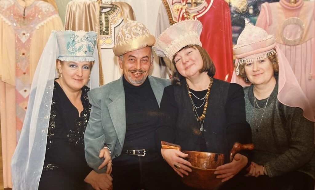 Об этой стене ходили легенды. На ней оставляли свои автографы известные деятели российской культуры. Среди них художник Ким Бритов, поэт Андрей Вознесенский, режиссер Андрей Битов, искусствовед Валентина Бялик. Делал там заметки и первый директор Владимирского областного дома работников искусств — Юрий Александрович Тумаркин. Среди надписей как собственные изречения, так и любимые цитаты из классиков. «Ключ-Медиа» отправился посмотреть, как преобразился кабинет известного владимирца и что удалось сохранить.