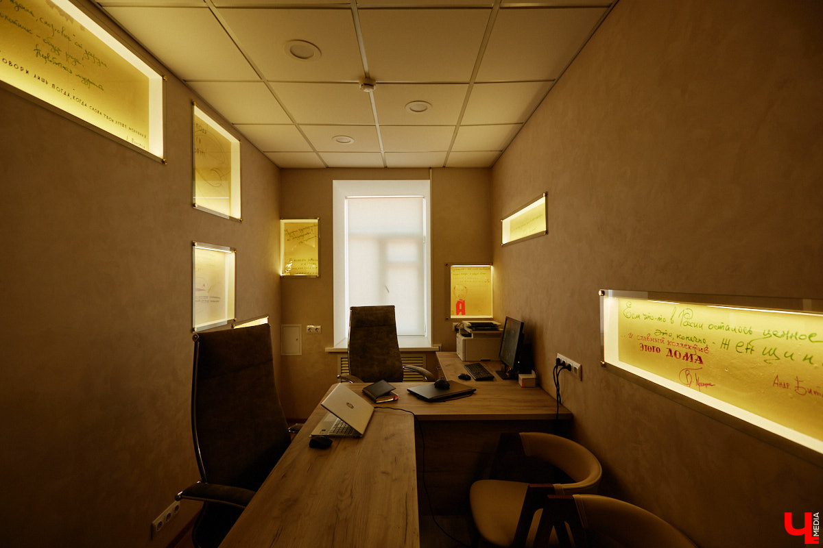 Об этой стене ходили легенды. На ней оставляли свои автографы известные деятели российской культуры. Среди них художник Ким Бритов, поэт Андрей Вознесенский, режиссер Андрей Битов, искусствовед Валентина Бялик. Делал там заметки и первый директор Владимирского областного дома работников искусств — Юрий Александрович Тумаркин. Среди надписей как собственные изречения, так и любимые цитаты из классиков. «Ключ-Медиа» отправился посмотреть, как преобразился кабинет известного владимирца и что удалось сохранить.