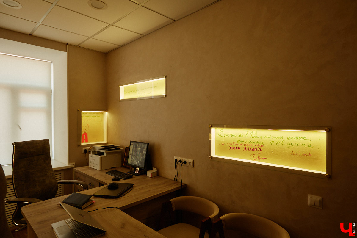 Об этой стене ходили легенды. На ней оставляли свои автографы известные деятели российской культуры. Среди них художник Ким Бритов, поэт Андрей Вознесенский, режиссер Андрей Битов, искусствовед Валентина Бялик. Делал там заметки и первый директор Владимирского областного дома работников искусств — Юрий Александрович Тумаркин. Среди надписей как собственные изречения, так и любимые цитаты из классиков. «Ключ-Медиа» отправился посмотреть, как преобразился кабинет известного владимирца и что удалось сохранить.
