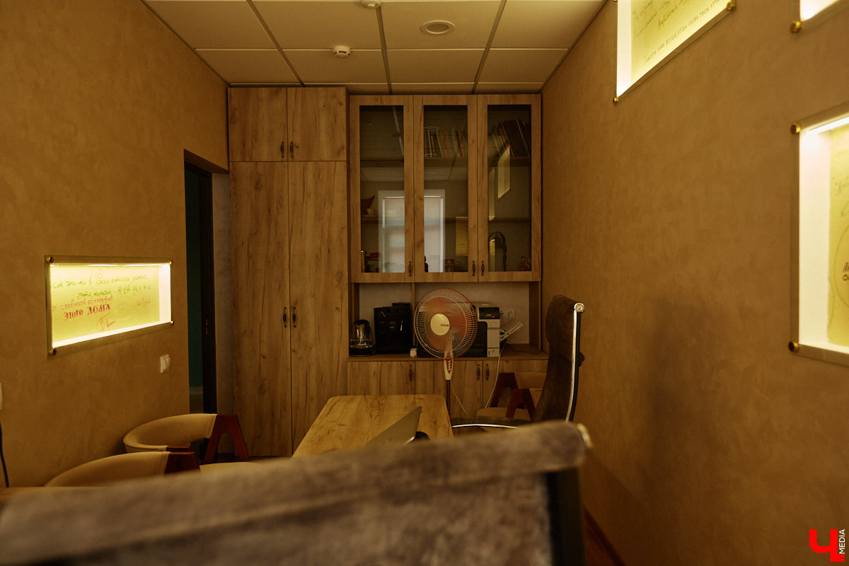 Об этой стене ходили легенды. На ней оставляли свои автографы известные деятели российской культуры. Среди них художник Ким Бритов, поэт Андрей Вознесенский, режиссер Андрей Битов, искусствовед Валентина Бялик. Делал там заметки и первый директор Владимирского областного дома работников искусств — Юрий Александрович Тумаркин. Среди надписей как собственные изречения, так и любимые цитаты из классиков. «Ключ-Медиа» отправился посмотреть, как преобразился кабинет известного владимирца и что удалось сохранить.