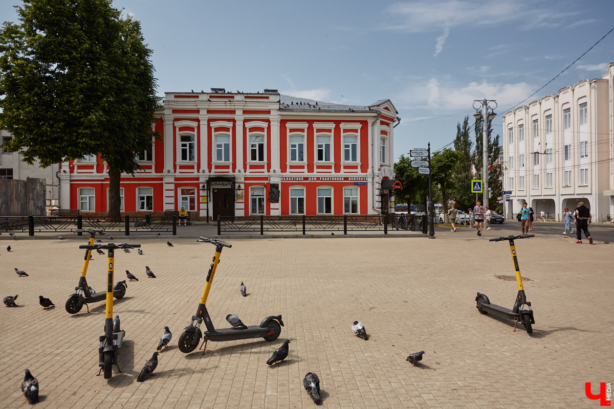 Об этой стене ходили легенды. На ней оставляли свои автографы известные деятели российской культуры. Среди них художник Ким Бритов, поэт Андрей Вознесенский, режиссер Андрей Битов, искусствовед Валентина Бялик. Делал там заметки и первый директор Владимирского областного дома работников искусств — Юрий Александрович Тумаркин. Среди надписей как собственные изречения, так и любимые цитаты из классиков. «Ключ-Медиа» отправился посмотреть, как преобразился кабинет известного владимирца и что удалось сохранить.
