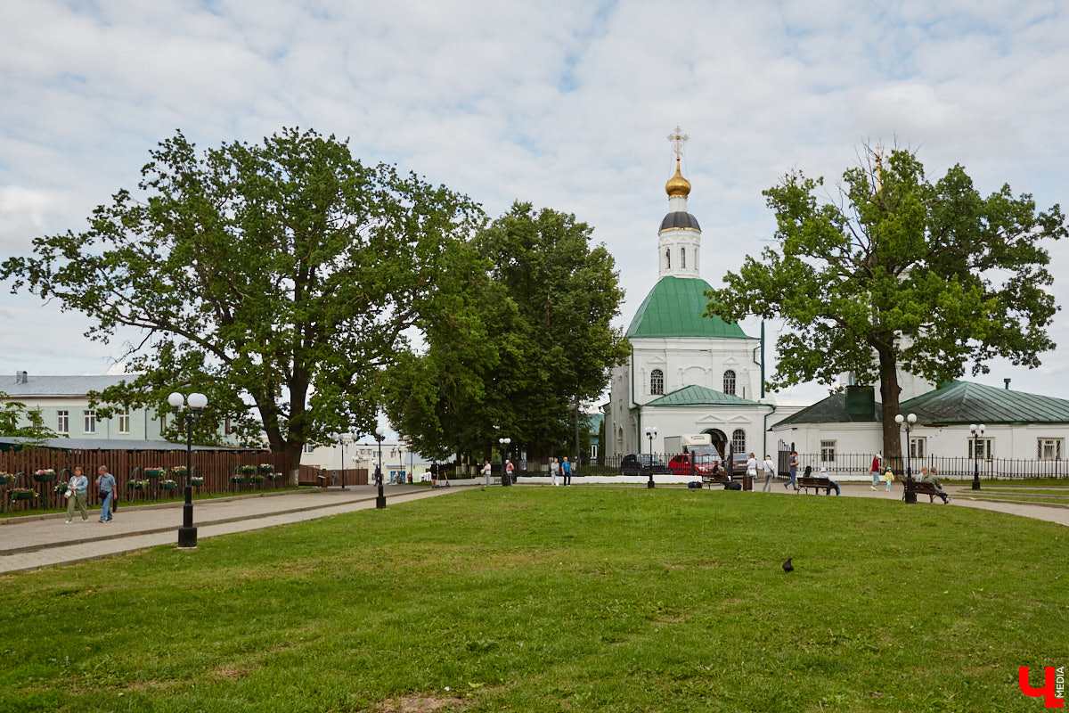 В областном центре проводят необычный музыкальный эксперимент: создают акустический слепок города. Музыканты фиксируют шумы на площадке фестиваля белокаменных скульптур, отдельно записывая в семи местных храмах по одной ноте. Сводить все это воедино предстоит владимирскому композитору с мировым именем. Детали удивительного проекта узнал «Ключ-Медиа».