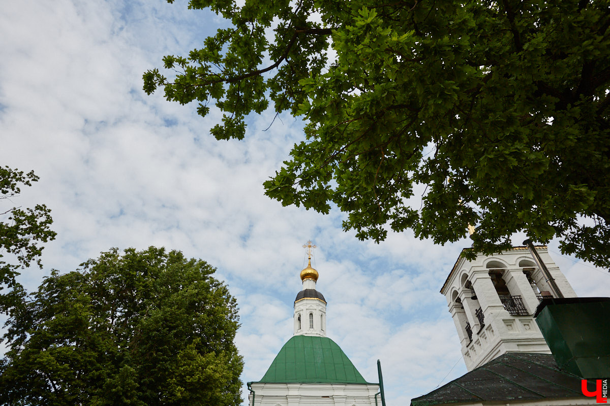 В областном центре проводят необычный музыкальный эксперимент: создают акустический слепок города. Музыканты фиксируют шумы на площадке фестиваля белокаменных скульптур, отдельно записывая в семи местных храмах по одной ноте. Сводить все это воедино предстоит владимирскому композитору с мировым именем. Детали удивительного проекта узнал «Ключ-Медиа».