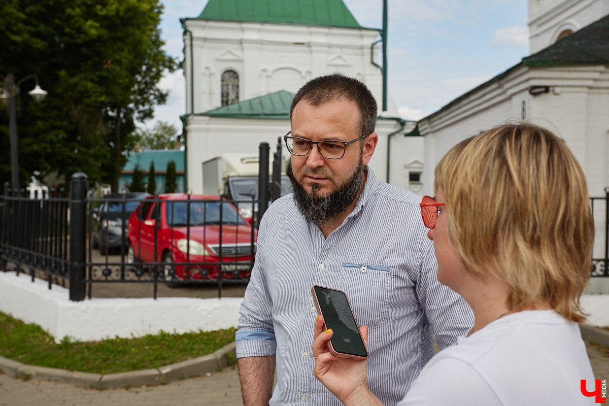 В областном центре проводят необычный музыкальный эксперимент: создают акустический слепок города. Музыканты фиксируют шумы на площадке фестиваля белокаменных скульптур, отдельно записывая в семи местных храмах по одной ноте. Сводить все это воедино предстоит владимирскому композитору с мировым именем. Детали удивительного проекта узнал «Ключ-Медиа».