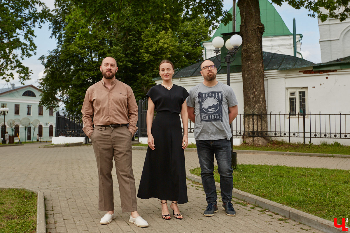 В областном центре проводят необычный музыкальный эксперимент: создают акустический слепок города. Музыканты фиксируют шумы на площадке фестиваля белокаменных скульптур, отдельно записывая в семи местных храмах по одной ноте. Сводить все это воедино предстоит владимирскому композитору с мировым именем. Детали удивительного проекта узнал «Ключ-Медиа».