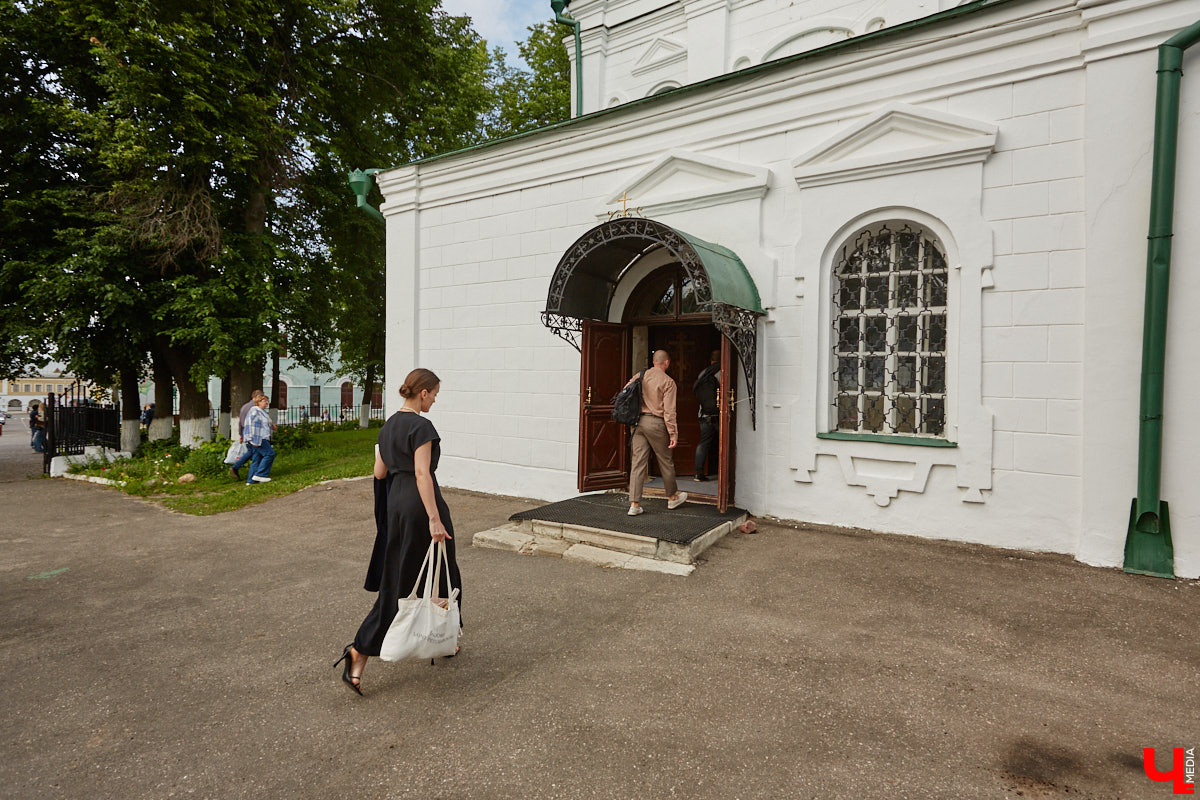 В областном центре проводят необычный музыкальный эксперимент: создают акустический слепок города. Музыканты фиксируют шумы на площадке фестиваля белокаменных скульптур, отдельно записывая в семи местных храмах по одной ноте. Сводить все это воедино предстоит владимирскому композитору с мировым именем. Детали удивительного проекта узнал «Ключ-Медиа».