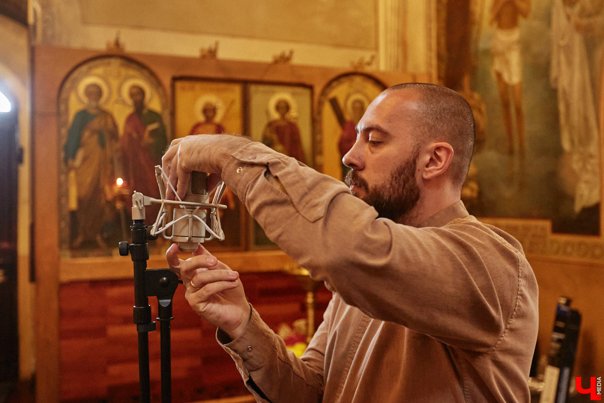 В областном центре проводят необычный музыкальный эксперимент: создают акустический слепок города. Музыканты фиксируют шумы на площадке фестиваля белокаменных скульптур, отдельно записывая в семи местных храмах по одной ноте. Сводить все это воедино предстоит владимирскому композитору с мировым именем. Детали удивительного проекта узнал «Ключ-Медиа».