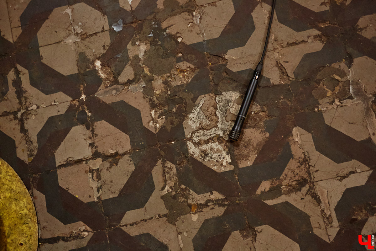 В областном центре проводят необычный музыкальный эксперимент: создают акустический слепок города. Музыканты фиксируют шумы на площадке фестиваля белокаменных скульптур, отдельно записывая в семи местных храмах по одной ноте. Сводить все это воедино предстоит владимирскому композитору с мировым именем. Детали удивительного проекта узнал «Ключ-Медиа».