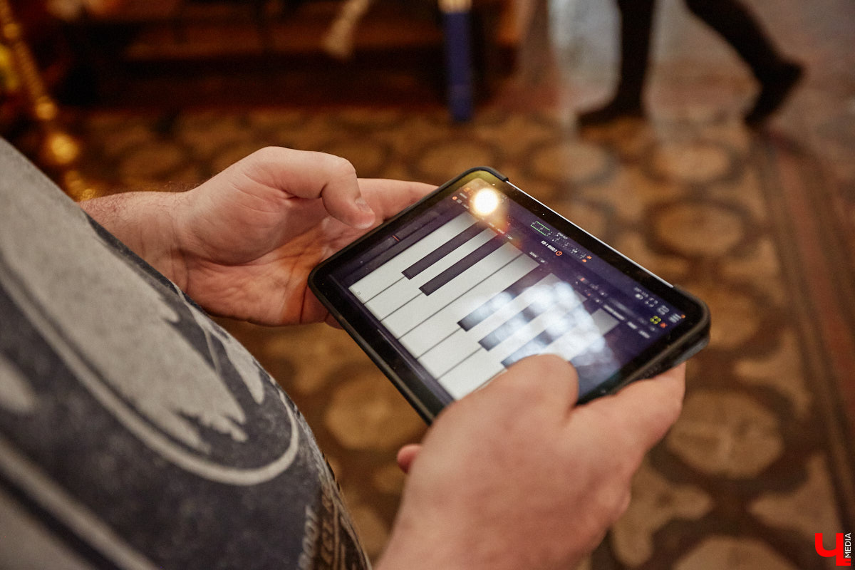 В областном центре проводят необычный музыкальный эксперимент: создают акустический слепок города. Музыканты фиксируют шумы на площадке фестиваля белокаменных скульптур, отдельно записывая в семи местных храмах по одной ноте. Сводить все это воедино предстоит владимирскому композитору с мировым именем. Детали удивительного проекта узнал «Ключ-Медиа».