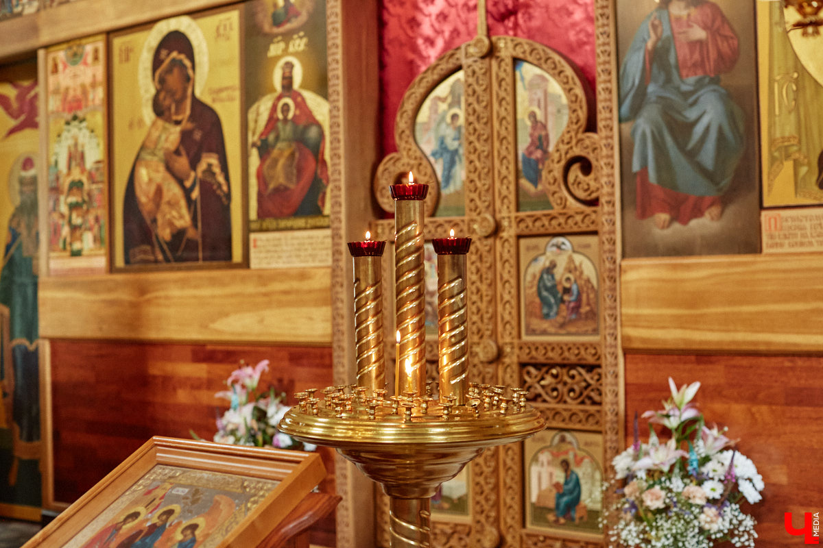 В областном центре проводят необычный музыкальный эксперимент: создают акустический слепок города. Музыканты фиксируют шумы на площадке фестиваля белокаменных скульптур, отдельно записывая в семи местных храмах по одной ноте. Сводить все это воедино предстоит владимирскому композитору с мировым именем. Детали удивительного проекта узнал «Ключ-Медиа».