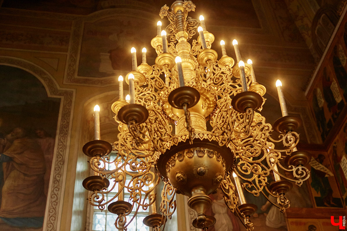 В областном центре проводят необычный музыкальный эксперимент: создают акустический слепок города. Музыканты фиксируют шумы на площадке фестиваля белокаменных скульптур, отдельно записывая в семи местных храмах по одной ноте. Сводить все это воедино предстоит владимирскому композитору с мировым именем. Детали удивительного проекта узнал «Ключ-Медиа».