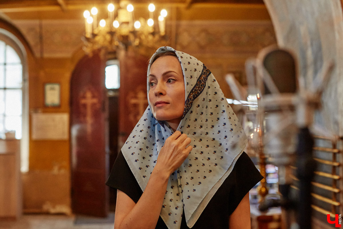 В областном центре проводят необычный музыкальный эксперимент: создают акустический слепок города. Музыканты фиксируют шумы на площадке фестиваля белокаменных скульптур, отдельно записывая в семи местных храмах по одной ноте. Сводить все это воедино предстоит владимирскому композитору с мировым именем. Детали удивительного проекта узнал «Ключ-Медиа».