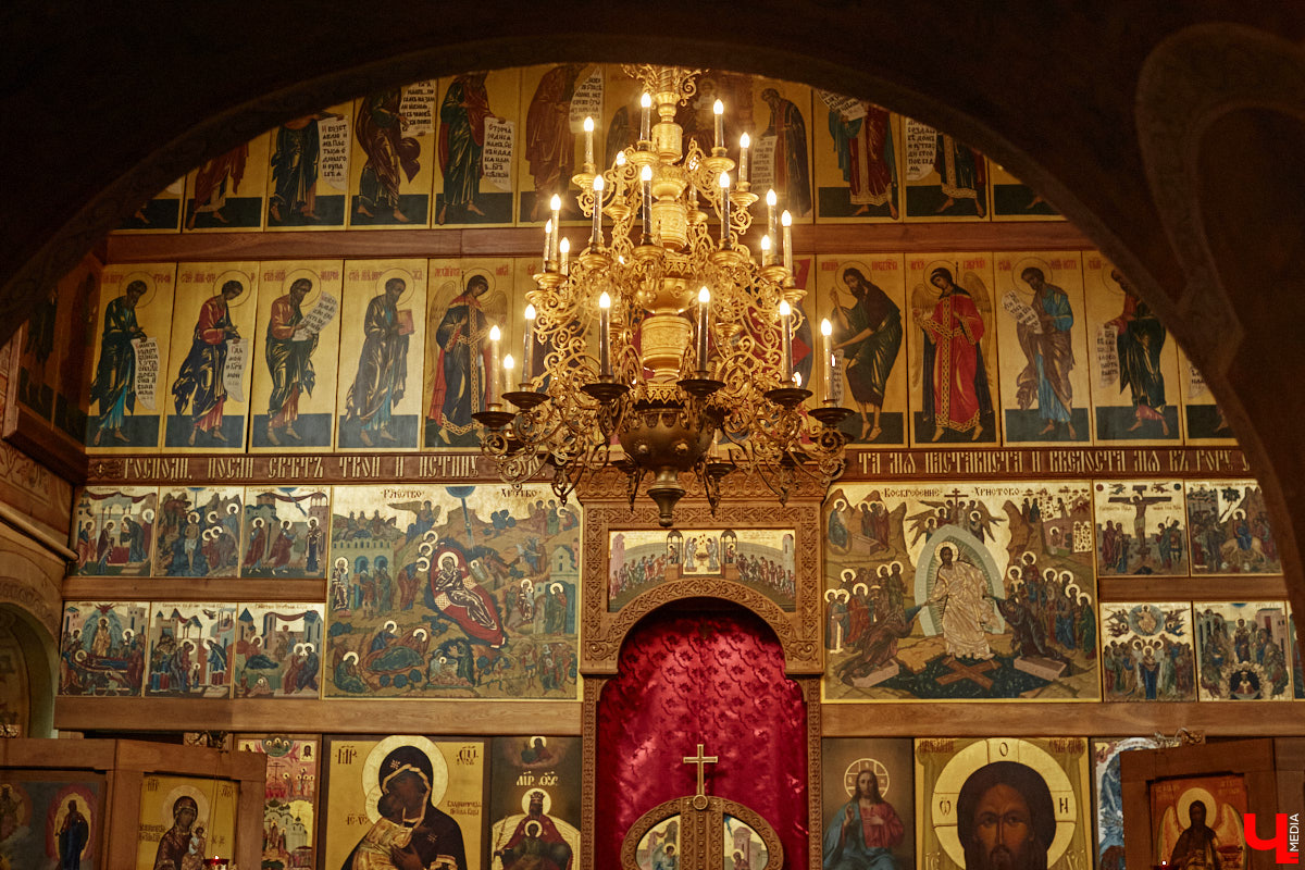 В областном центре проводят необычный музыкальный эксперимент: создают акустический слепок города. Музыканты фиксируют шумы на площадке фестиваля белокаменных скульптур, отдельно записывая в семи местных храмах по одной ноте. Сводить все это воедино предстоит владимирскому композитору с мировым именем. Детали удивительного проекта узнал «Ключ-Медиа».