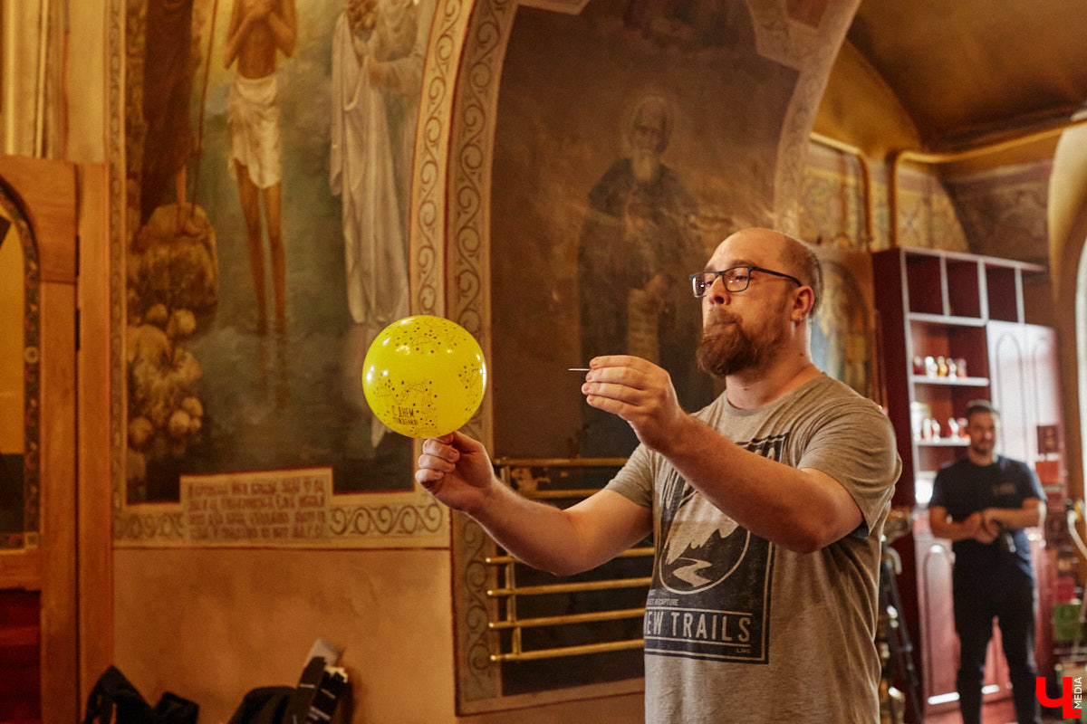 В областном центре проводят необычный музыкальный эксперимент: создают акустический слепок города. Музыканты фиксируют шумы на площадке фестиваля белокаменных скульптур, отдельно записывая в семи местных храмах по одной ноте. Сводить все это воедино предстоит владимирскому композитору с мировым именем. Детали удивительного проекта узнал «Ключ-Медиа».