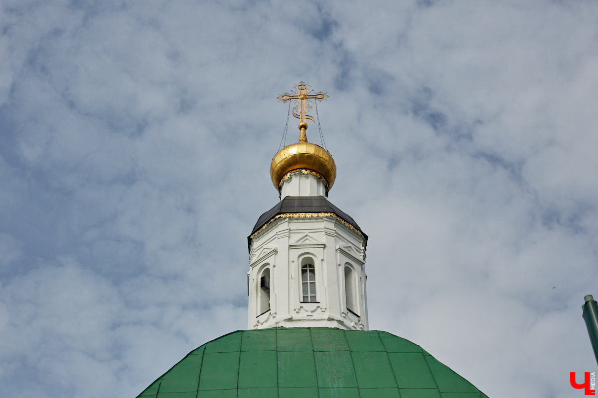 В областном центре проводят необычный музыкальный эксперимент: создают акустический слепок города. Музыканты фиксируют шумы на площадке фестиваля белокаменных скульптур, отдельно записывая в семи местных храмах по одной ноте. Сводить все это воедино предстоит владимирскому композитору с мировым именем. Детали удивительного проекта узнал «Ключ-Медиа».