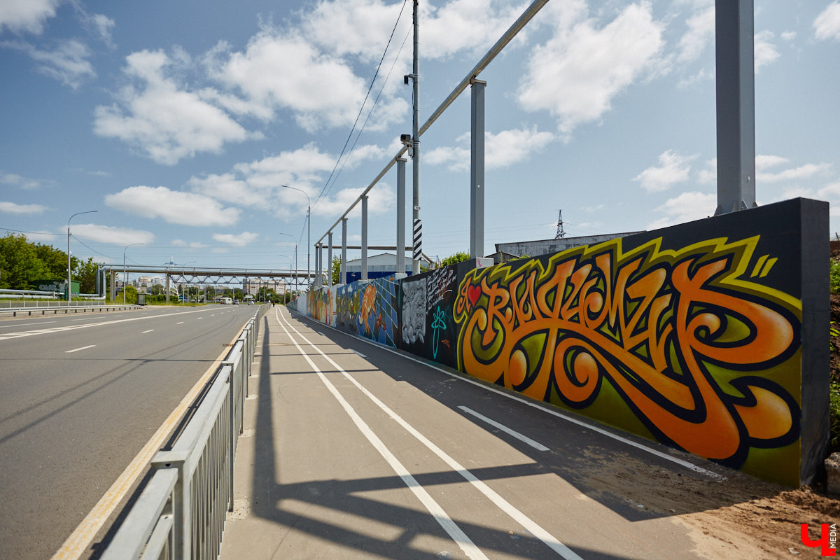Теперь и на Рпенской магистрали есть своя достопримечательность. Недавно уличные художники превратили серую стену из бетона в арт-забор. Объект покрыли семь качественных работ, радующих взор узнаваемыми персонажами и креативными форматами. Подробнее о каждой из них — в фоторепортаже «Ключ-Медиа».