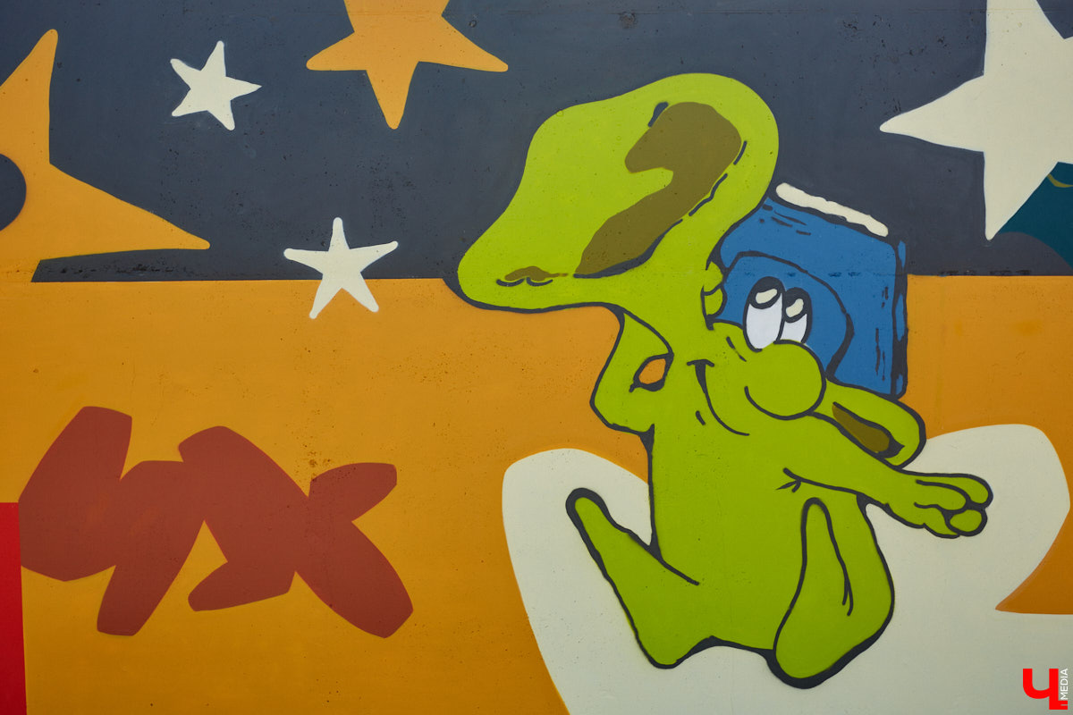 Теперь и на Рпенской магистрали есть своя достопримечательность. Недавно уличные художники превратили серую стену из бетона в арт-забор. Объект покрыли семь качественных работ, радующих взор узнаваемыми персонажами и креативными форматами. Подробнее о каждой из них — в фоторепортаже «Ключ-Медиа».