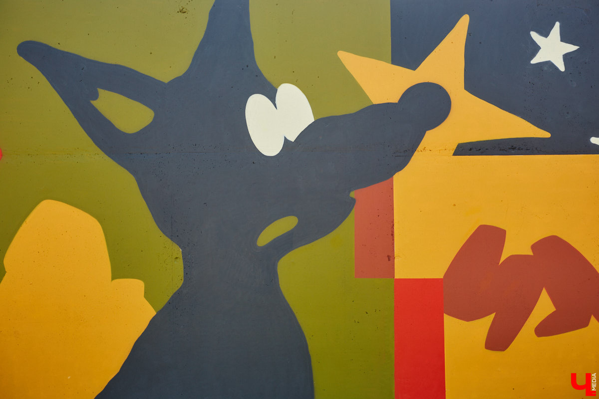 Теперь и на Рпенской магистрали есть своя достопримечательность. Недавно уличные художники превратили серую стену из бетона в арт-забор. Объект покрыли семь качественных работ, радующих взор узнаваемыми персонажами и креативными форматами. Подробнее о каждой из них — в фоторепортаже «Ключ-Медиа».