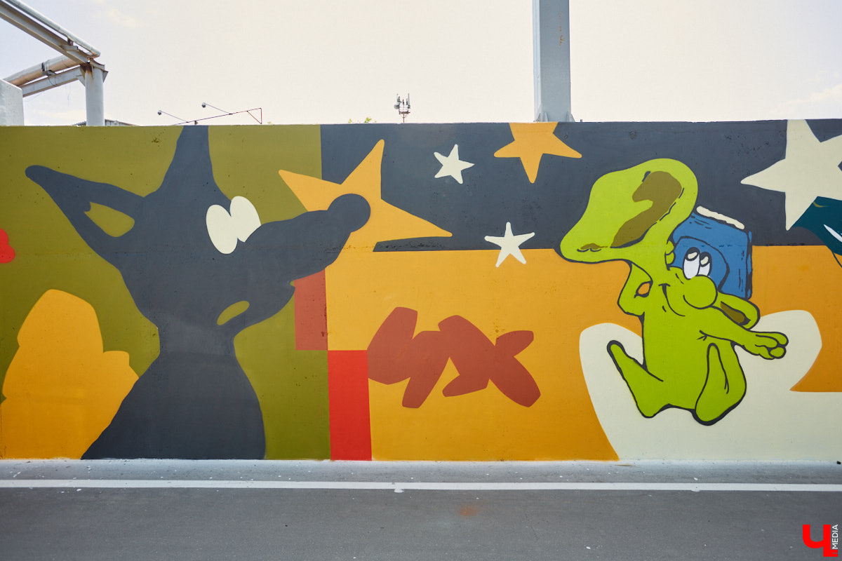 Теперь и на Рпенской магистрали есть своя достопримечательность. Недавно уличные художники превратили серую стену из бетона в арт-забор. Объект покрыли семь качественных работ, радующих взор узнаваемыми персонажами и креативными форматами. Подробнее о каждой из них — в фоторепортаже «Ключ-Медиа».