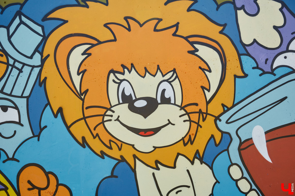 Теперь и на Рпенской магистрали есть своя достопримечательность. Недавно уличные художники превратили серую стену из бетона в арт-забор. Объект покрыли семь качественных работ, радующих взор узнаваемыми персонажами и креативными форматами. Подробнее о каждой из них — в фоторепортаже «Ключ-Медиа».