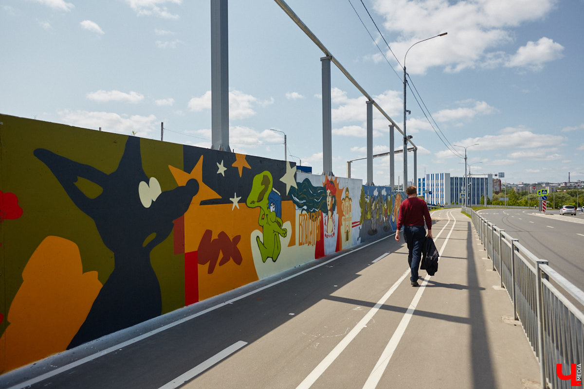 Теперь и на Рпенской магистрали есть своя достопримечательность. Недавно уличные художники превратили серую стену из бетона в арт-забор. Объект покрыли семь качественных работ, радующих взор узнаваемыми персонажами и креативными форматами. Подробнее о каждой из них — в фоторепортаже «Ключ-Медиа».