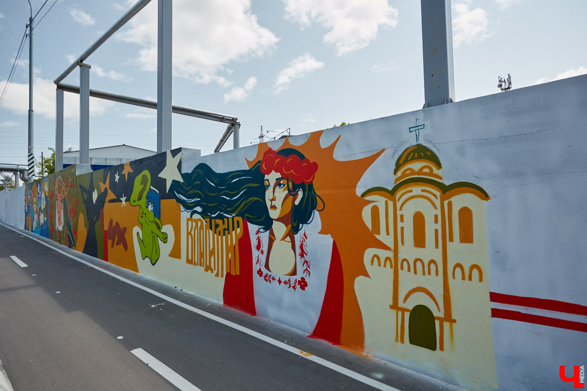 Теперь и на Рпенской магистрали есть своя достопримечательность. Недавно уличные художники превратили серую стену из бетона в арт-забор. Объект покрыли семь качественных работ, радующих взор узнаваемыми персонажами и креативными форматами. Подробнее о каждой из них — в фоторепортаже «Ключ-Медиа».