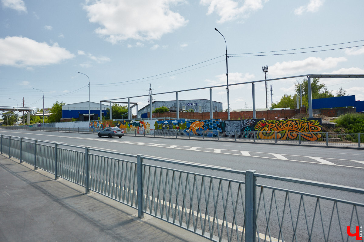 Теперь и на Рпенской магистрали есть своя достопримечательность. Недавно уличные художники превратили серую стену из бетона в арт-забор. Объект покрыли семь качественных работ, радующих взор узнаваемыми персонажами и креативными форматами. Подробнее о каждой из них — в фоторепортаже «Ключ-Медиа».