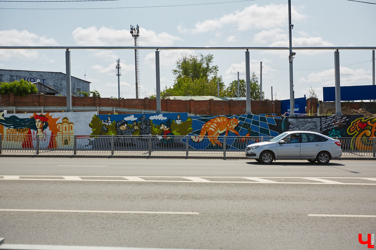 Теперь и на Рпенской магистрали есть своя достопримечательность. Недавно уличные художники превратили серую стену из бетона в арт-забор. Объект покрыли семь качественных работ, радующих взор узнаваемыми персонажами и креативными форматами. Подробнее о каждой из них — в фоторепортаже «Ключ-Медиа».