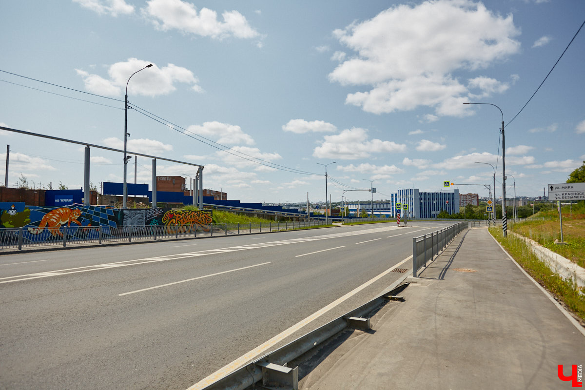 Теперь и на Рпенской магистрали есть своя достопримечательность. Недавно уличные художники превратили серую стену из бетона в арт-забор. Объект покрыли семь качественных работ, радующих взор узнаваемыми персонажами и креативными форматами. Подробнее о каждой из них — в фоторепортаже «Ключ-Медиа».