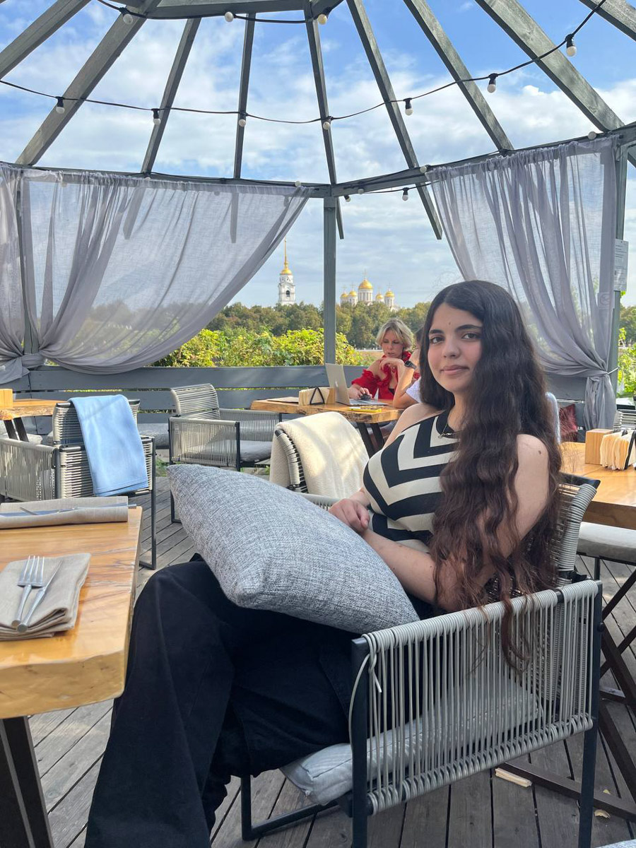 Многие мечтают в корне изменить свою жизнь, однако на реальные поступки готовы единицы. Например, отправиться за дипломом на соседний материк. И оказывается, Владимир не менее привлекателен в этом плане, чем российские мегаполисы. Мы поговорили с семью студентами из других стран о том, как им живется в столице 33-го региона.