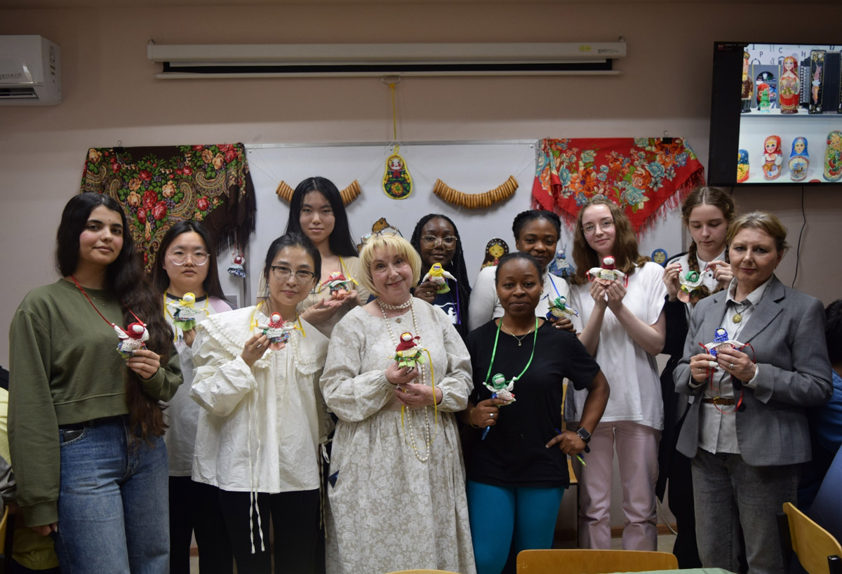 Многие мечтают в корне изменить свою жизнь, однако на реальные поступки готовы единицы. Например, отправиться за дипломом на соседний материк. И оказывается, Владимир не менее привлекателен в этом плане, чем российские мегаполисы. Мы поговорили с семью студентами из других стран о том, как им живется в столице 33-го региона.