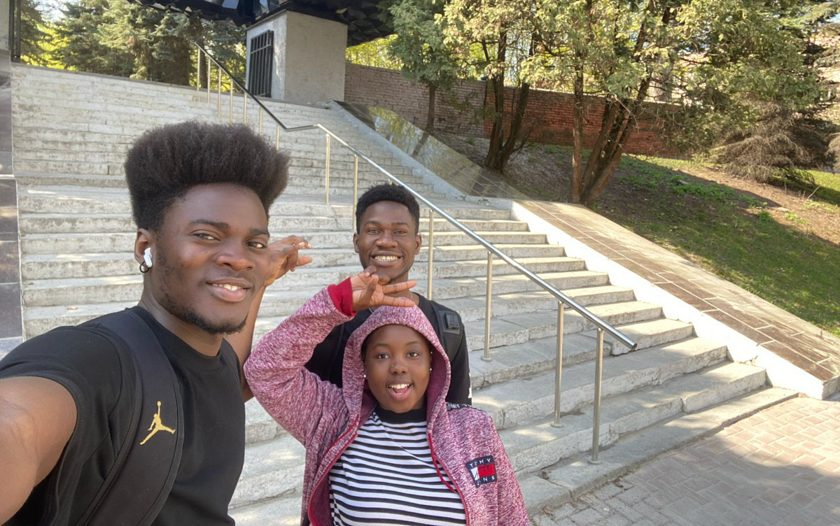 Многие мечтают в корне изменить свою жизнь, однако на реальные поступки готовы единицы. Например, отправиться за дипломом на соседний материк. И оказывается, Владимир не менее привлекателен в этом плане, чем российские мегаполисы. Мы поговорили с семью студентами из других стран о том, как им живется в столице 33-го региона.