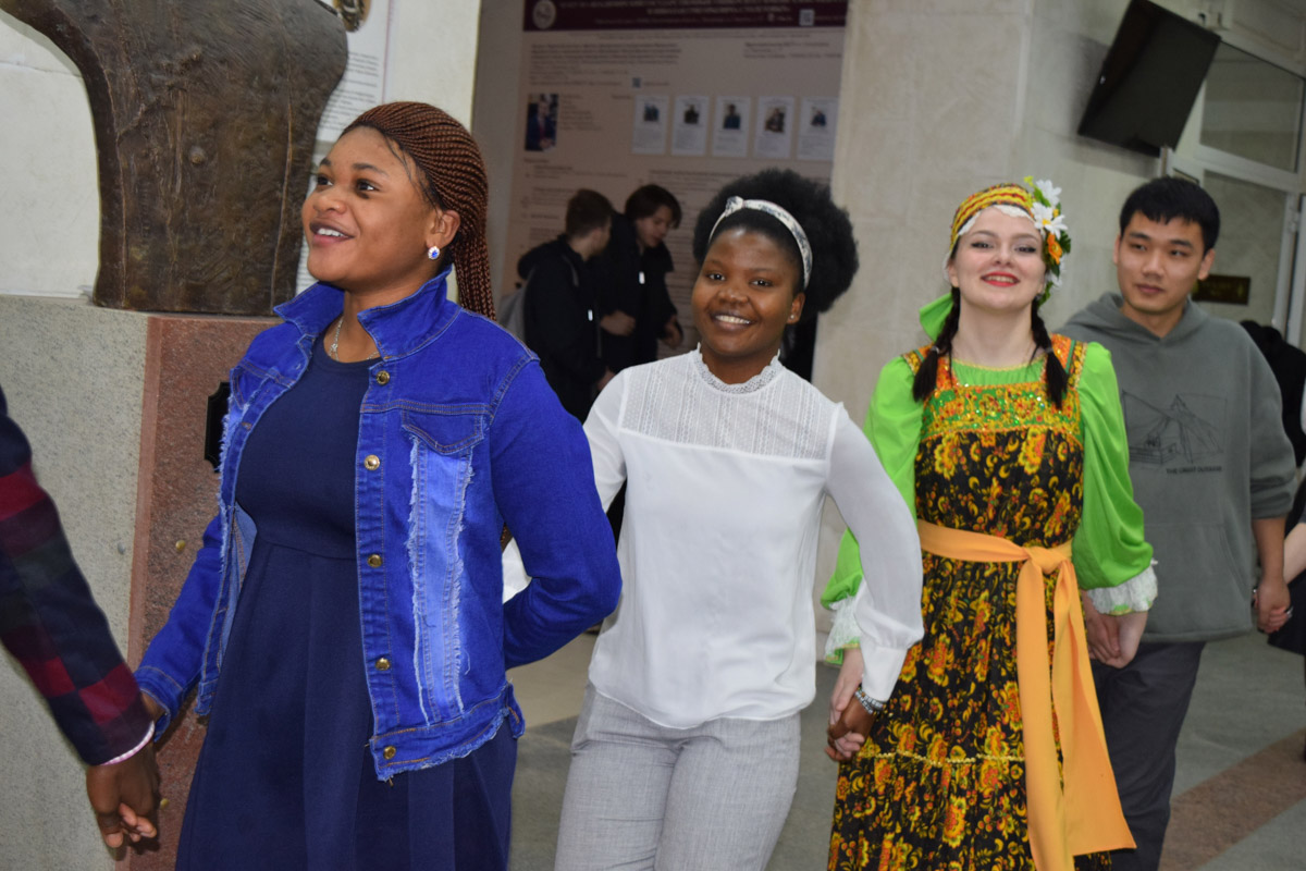 Многие мечтают в корне изменить свою жизнь, однако на реальные поступки готовы единицы. Например, отправиться за дипломом на соседний материк. И оказывается, Владимир не менее привлекателен в этом плане, чем российские мегаполисы. Мы поговорили с семью студентами из других стран о том, как им живется в столице 33-го региона.