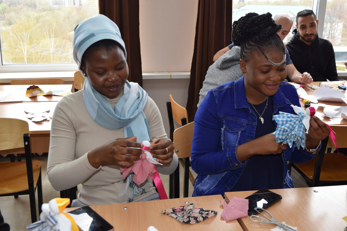 Многие мечтают в корне изменить свою жизнь, однако на реальные поступки готовы единицы. Например, отправиться за дипломом на соседний материк. И оказывается, Владимир не менее привлекателен в этом плане, чем российские мегаполисы. Мы поговорили с семью студентами из других стран о том, как им живется в столице 33-го региона.