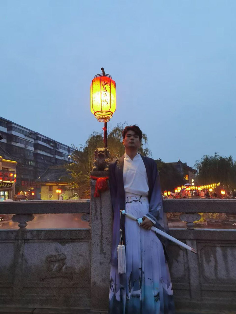 Многие мечтают в корне изменить свою жизнь, однако на реальные поступки готовы единицы. Например, отправиться за дипломом на соседний материк. И оказывается, Владимир не менее привлекателен в этом плане, чем российские мегаполисы. Мы поговорили с семью студентами из других стран о том, как им живется в столице 33-го региона.