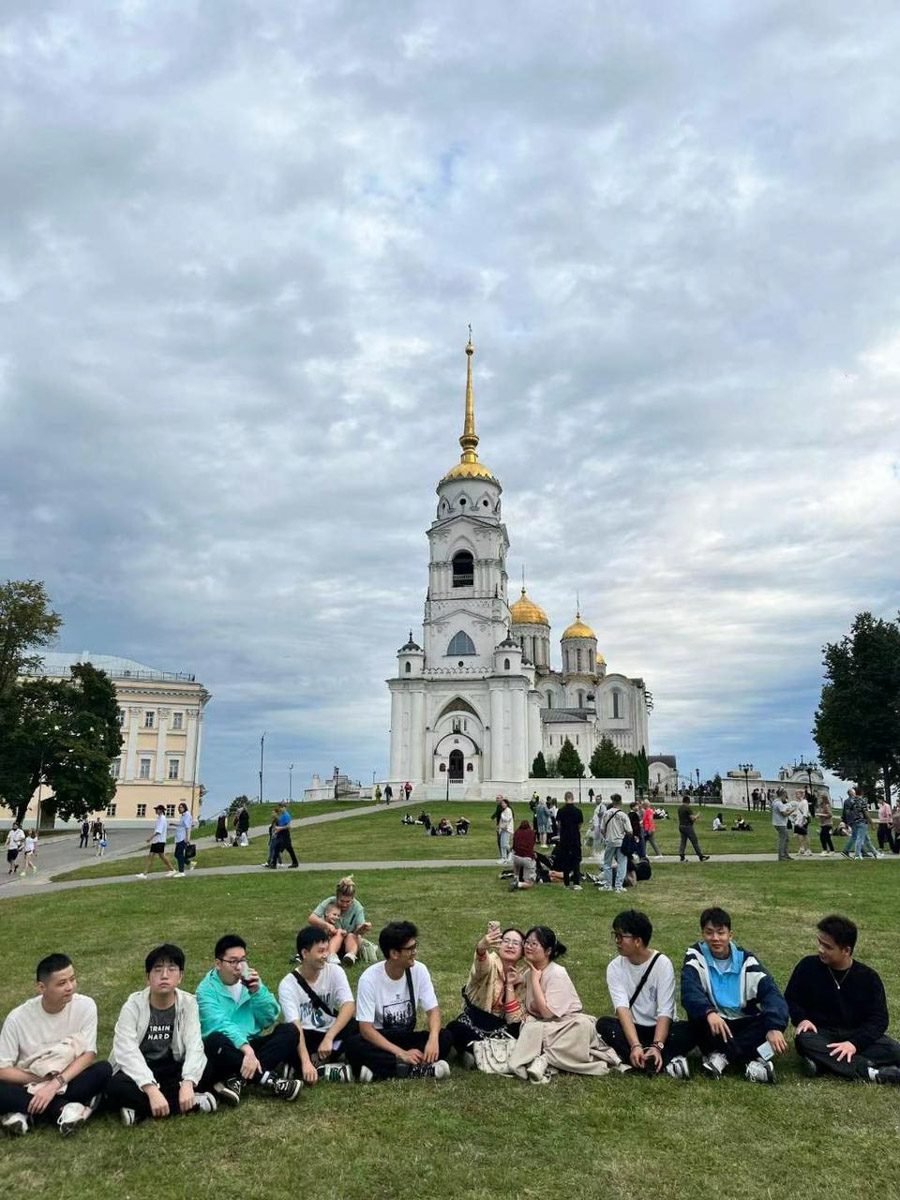 Многие мечтают в корне изменить свою жизнь, однако на реальные поступки готовы единицы. Например, отправиться за дипломом на соседний материк. И оказывается, Владимир не менее привлекателен в этом плане, чем российские мегаполисы. Мы поговорили с семью студентами из других стран о том, как им живется в столице 33-го региона.