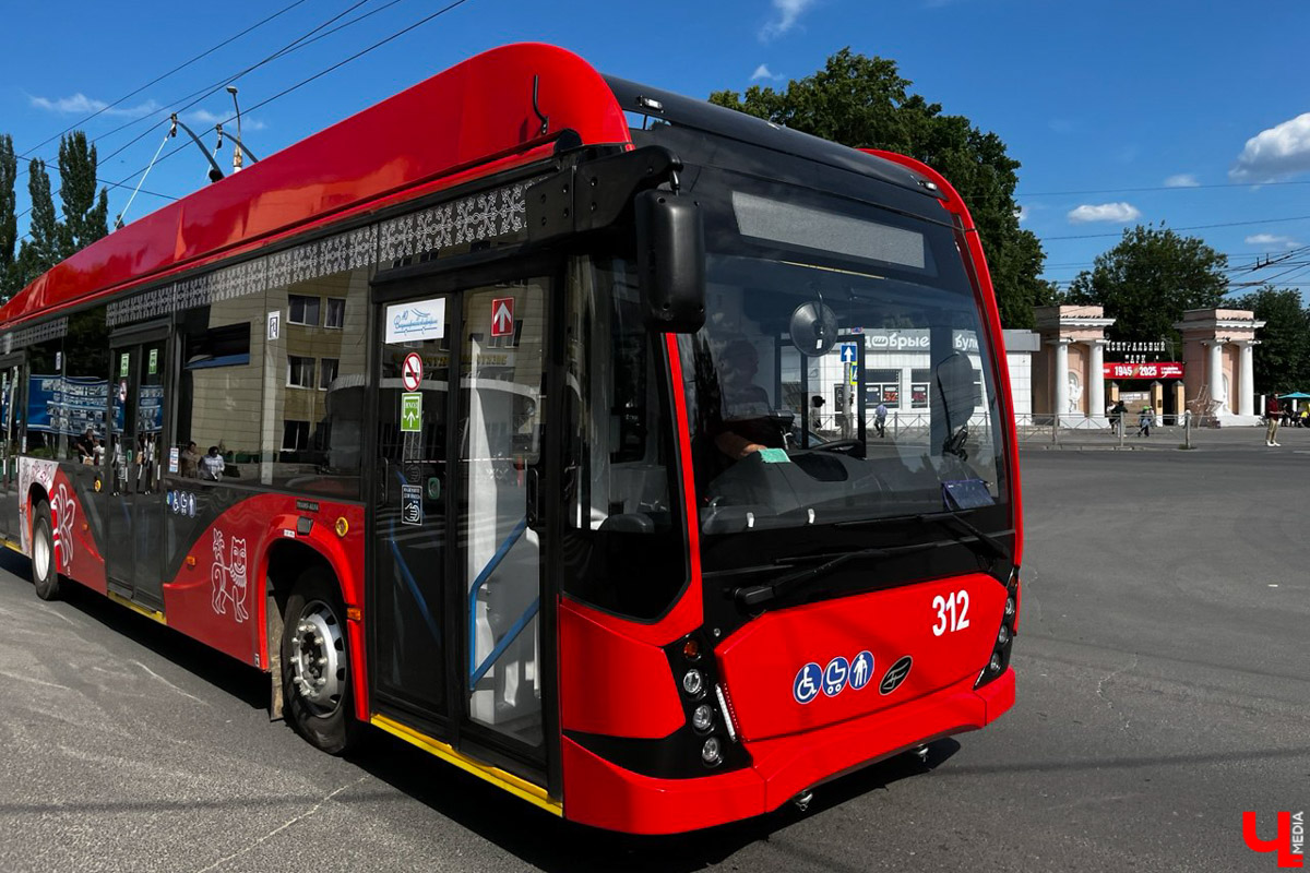 На улицы областного центра вышло пять новых троллейбусов, и это не весь современный транспорт, который появится в этом году. Все машины могут автономно преодолевать длительные расстояния без подключения к электросети. Еще одна тема со знаком плюс – строительство дублера проспекта Ленина. Дорога соединит улицу Лакина и Ново-Ямской переулок. Давайте узнаем, какие еще крутые повороты поджидают Владимир в скором будущем.