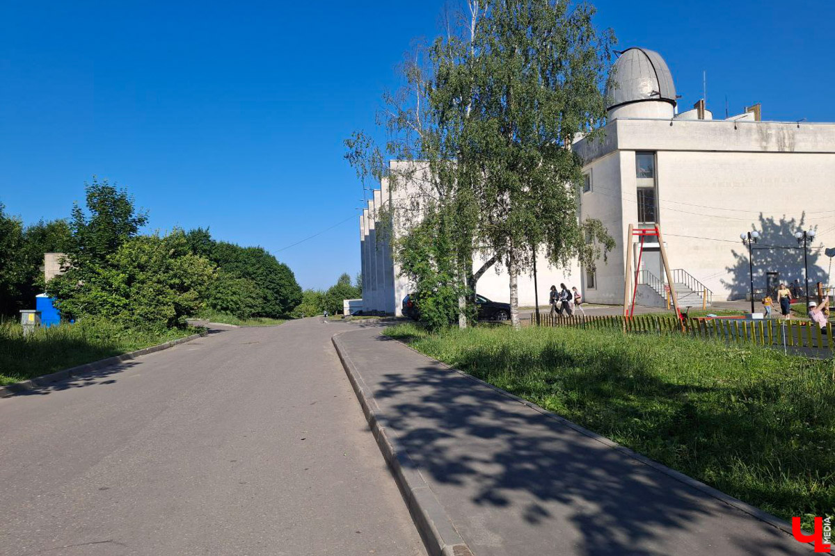 На улицы областного центра вышло пять новых троллейбусов, и это не весь современный транспорт, который появится в этом году. Все машины могут автономно преодолевать длительные расстояния без подключения к электросети. Еще одна тема со знаком плюс – строительство дублера проспекта Ленина. Дорога соединит улицу Лакина и Ново-Ямской переулок. Давайте узнаем, какие еще крутые повороты поджидают Владимир в скором будущем.