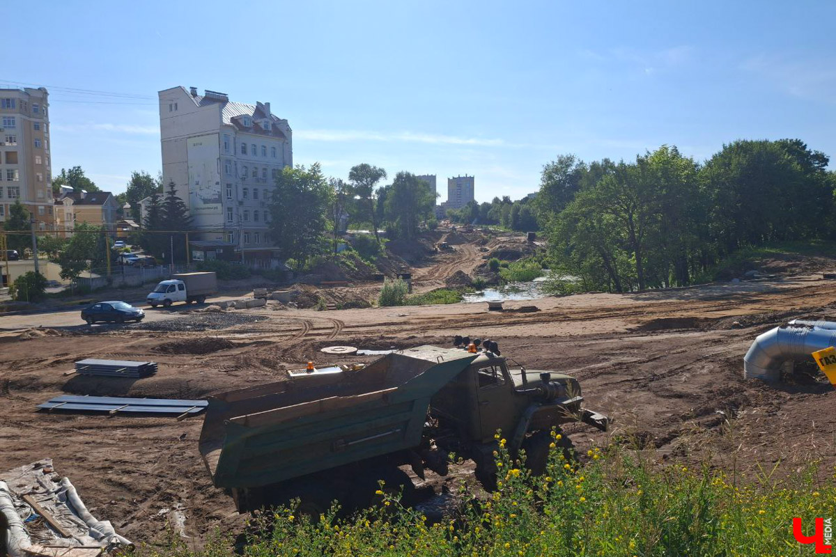 На улицы областного центра вышло пять новых троллейбусов, и это не весь современный транспорт, который появится в этом году. Все машины могут автономно преодолевать длительные расстояния без подключения к электросети. Еще одна тема со знаком плюс – строительство дублера проспекта Ленина. Дорога соединит улицу Лакина и Ново-Ямской переулок. Давайте узнаем, какие еще крутые повороты поджидают Владимир в скором будущем.