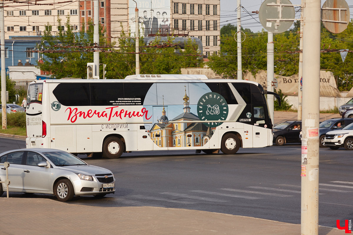 На улицы областного центра вышло пять новых троллейбусов, и это не весь современный транспорт, который появится в этом году. Все машины могут автономно преодолевать длительные расстояния без подключения к электросети. Еще одна тема со знаком плюс – строительство дублера проспекта Ленина. Дорога соединит улицу Лакина и Ново-Ямской переулок. Давайте узнаем, какие еще крутые повороты поджидают Владимир в скором будущем.