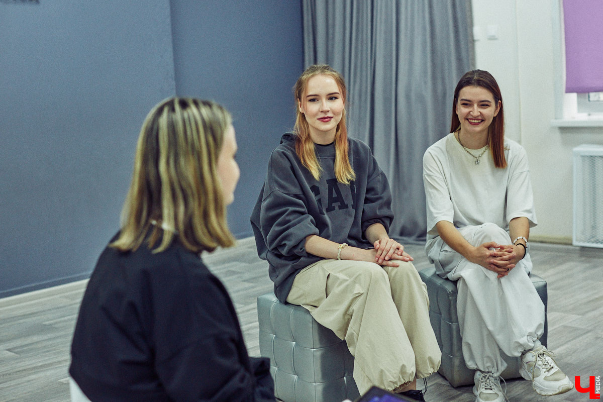 А вы видели, как танцуют азиатские артисты? Скорость, синхронизация, мощные движения, так еще и петь стараются чисто. Неудивительно, что поклонники не просто восхищаются айдолами, но и подражают им. Со временем такое увлечение превратилось в целое направление. О том, как проходят тренировки владимирских кавер-команд, — в фоторепортаже «Ключ-Медиа».