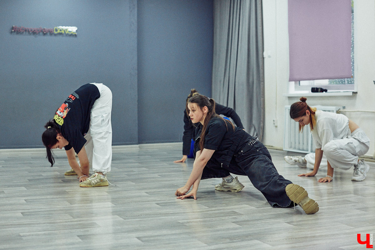 А вы видели, как танцуют азиатские артисты? Скорость, синхронизация, мощные движения, так еще и петь стараются чисто. Неудивительно, что поклонники не просто восхищаются айдолами, но и подражают им. Со временем такое увлечение превратилось в целое направление. О том, как проходят тренировки владимирских кавер-команд, — в фоторепортаже «Ключ-Медиа».