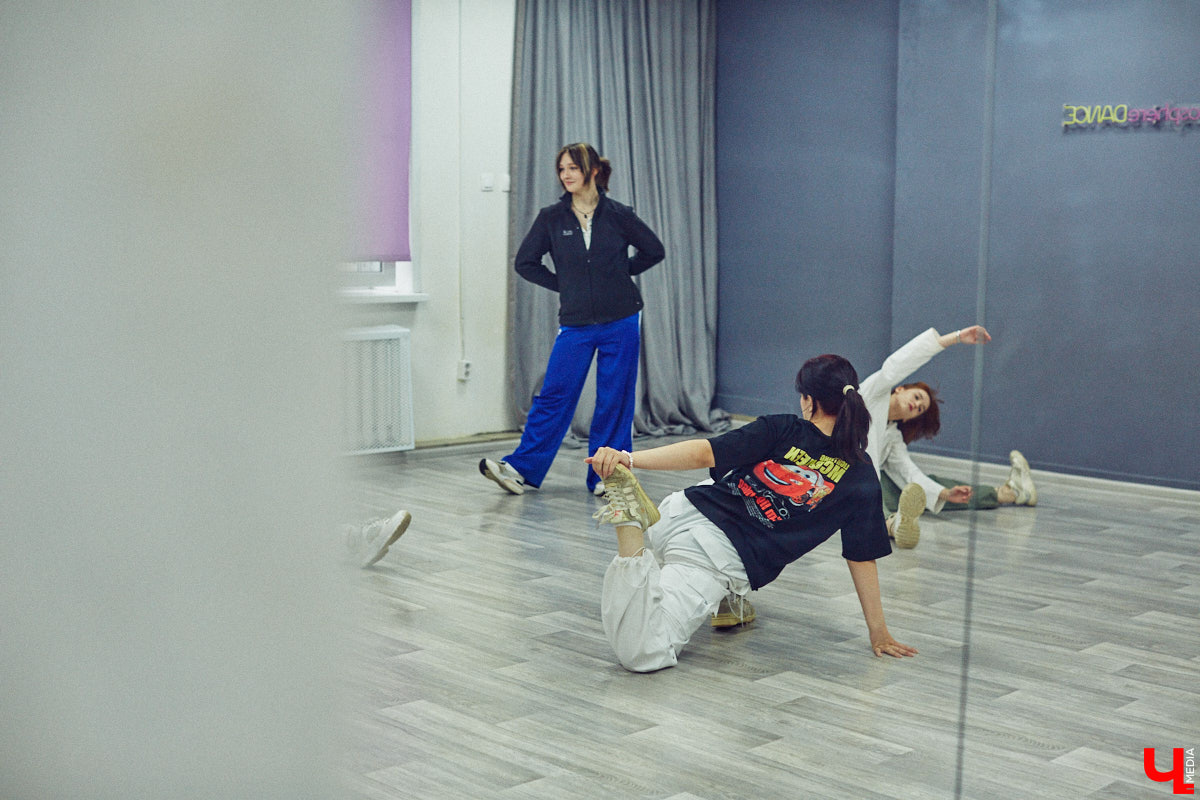 А вы видели, как танцуют азиатские артисты? Скорость, синхронизация, мощные движения, так еще и петь стараются чисто. Неудивительно, что поклонники не просто восхищаются айдолами, но и подражают им. Со временем такое увлечение превратилось в целое направление. О том, как проходят тренировки владимирских кавер-команд, — в фоторепортаже «Ключ-Медиа».