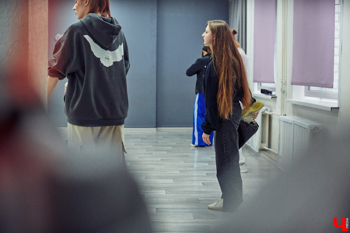 А вы видели, как танцуют азиатские артисты? Скорость, синхронизация, мощные движения, так еще и петь стараются чисто. Неудивительно, что поклонники не просто восхищаются айдолами, но и подражают им. Со временем такое увлечение превратилось в целое направление. О том, как проходят тренировки владимирских кавер-команд, — в фоторепортаже «Ключ-Медиа».