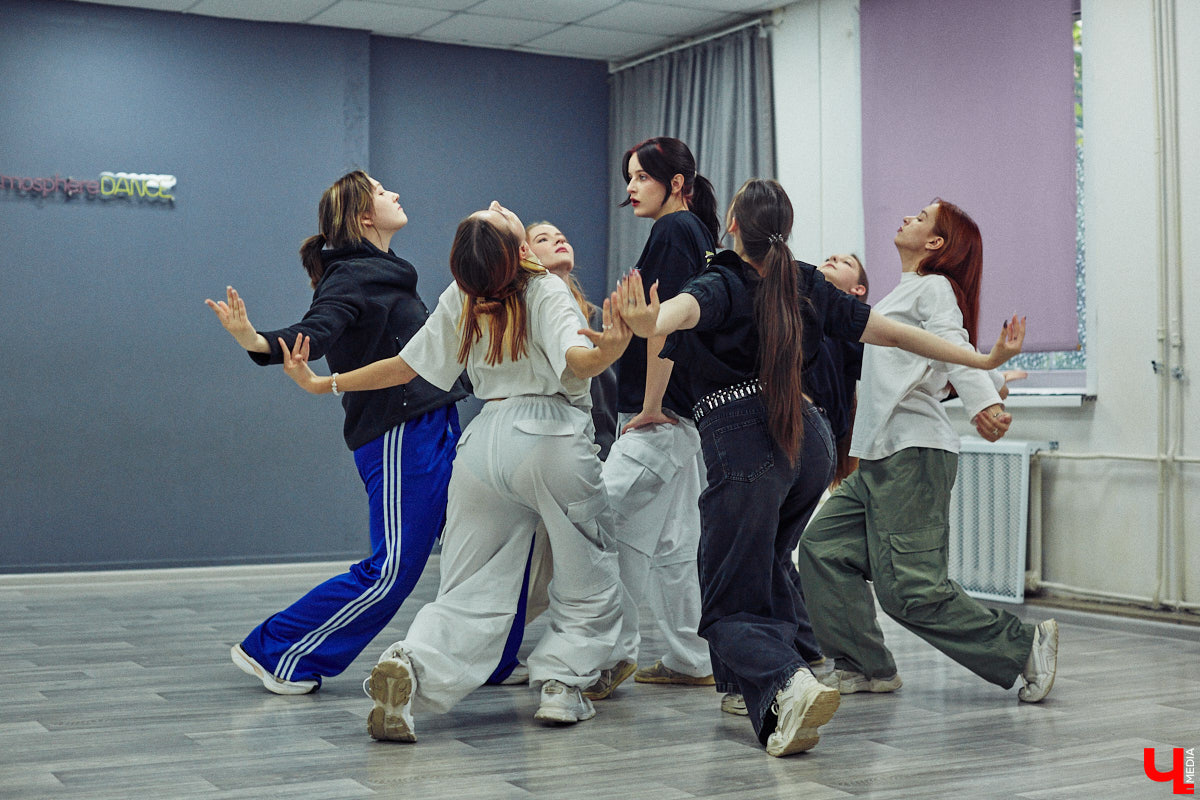 А вы видели, как танцуют азиатские артисты? Скорость, синхронизация, мощные движения, так еще и петь стараются чисто. Неудивительно, что поклонники не просто восхищаются айдолами, но и подражают им. Со временем такое увлечение превратилось в целое направление. О том, как проходят тренировки владимирских кавер-команд, — в фоторепортаже «Ключ-Медиа».