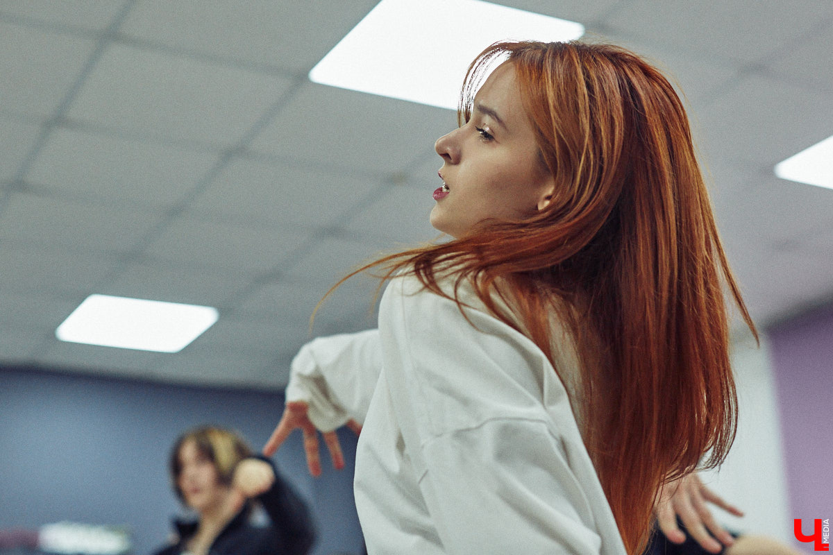 А вы видели, как танцуют азиатские артисты? Скорость, синхронизация, мощные движения, так еще и петь стараются чисто. Неудивительно, что поклонники не просто восхищаются айдолами, но и подражают им. Со временем такое увлечение превратилось в целое направление. О том, как проходят тренировки владимирских кавер-команд, — в фоторепортаже «Ключ-Медиа».