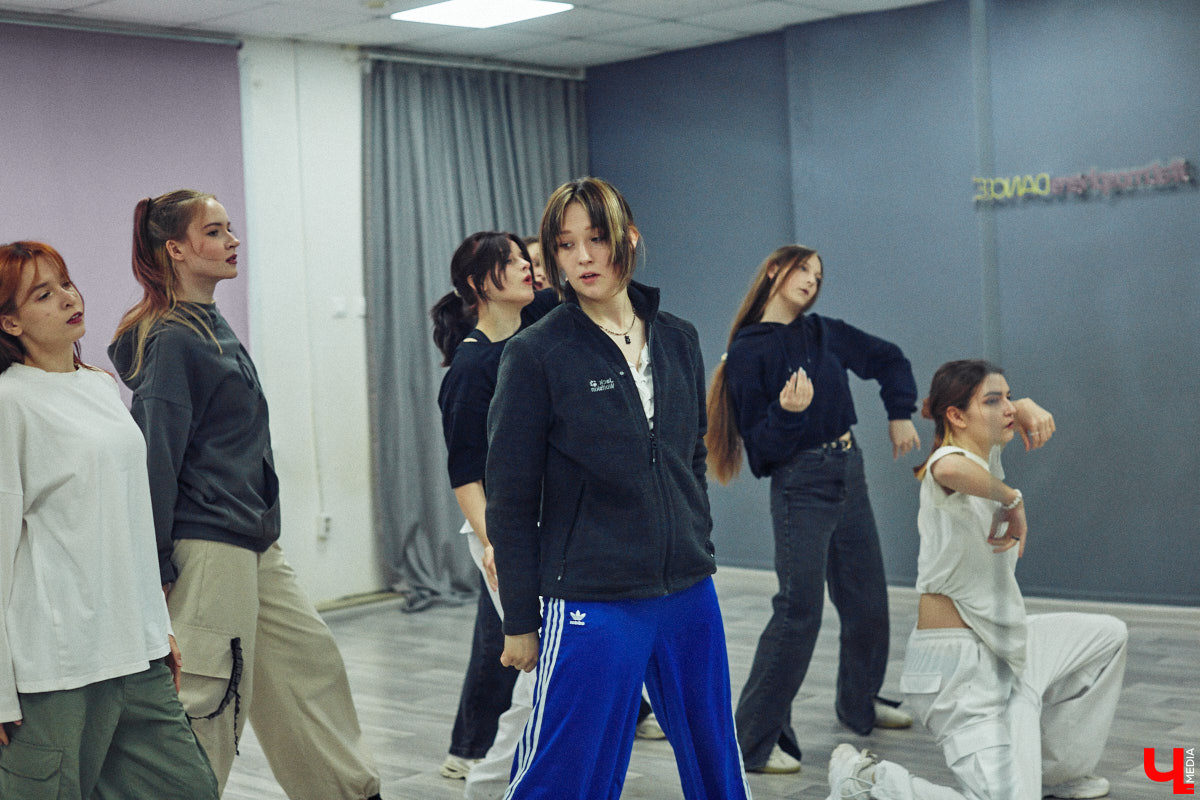 А вы видели, как танцуют азиатские артисты? Скорость, синхронизация, мощные движения, так еще и петь стараются чисто. Неудивительно, что поклонники не просто восхищаются айдолами, но и подражают им. Со временем такое увлечение превратилось в целое направление. О том, как проходят тренировки владимирских кавер-команд, — в фоторепортаже «Ключ-Медиа».