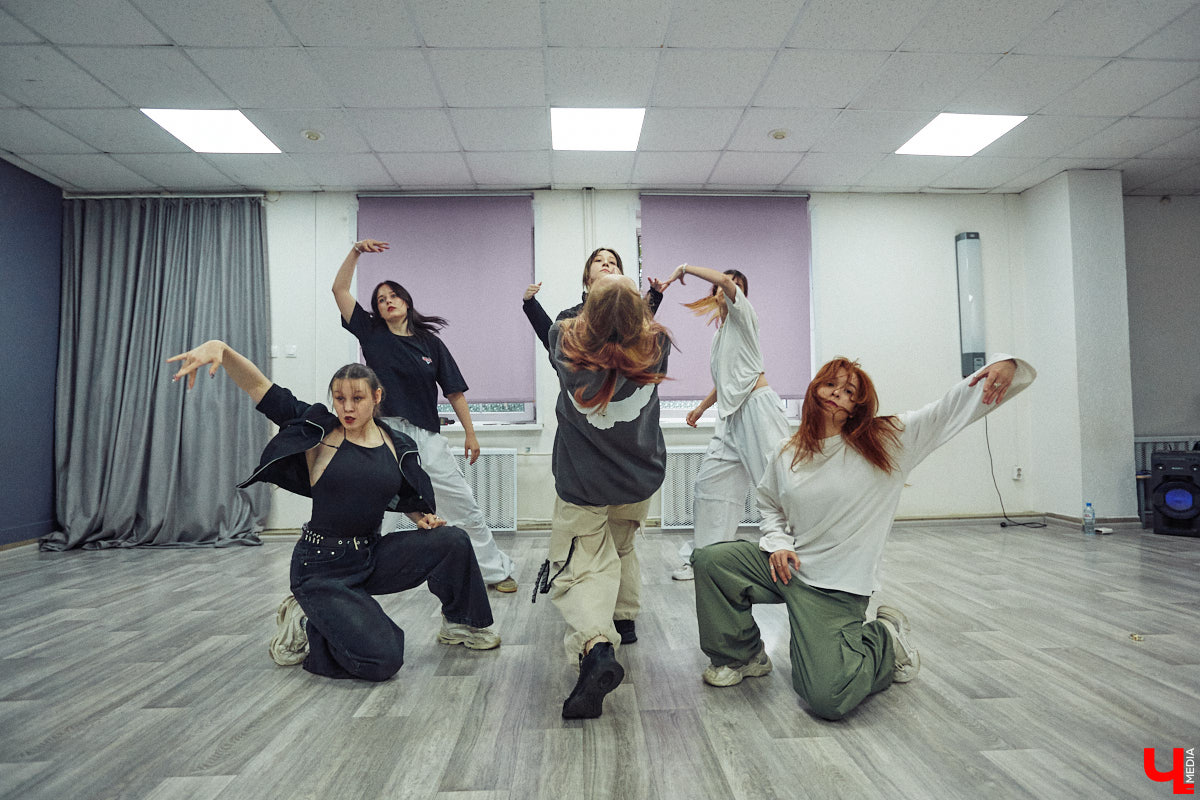 А вы видели, как танцуют азиатские артисты? Скорость, синхронизация, мощные движения, так еще и петь стараются чисто. Неудивительно, что поклонники не просто восхищаются айдолами, но и подражают им. Со временем такое увлечение превратилось в целое направление. О том, как проходят тренировки владимирских кавер-команд, — в фоторепортаже «Ключ-Медиа».